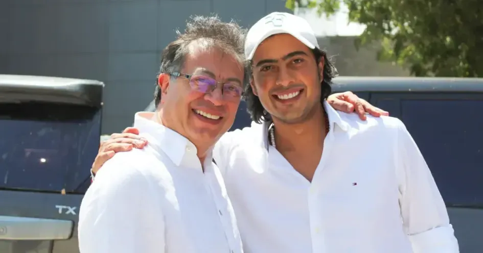 Nicolás Petro Burgos desistió de colaborar con la justicia después de reencontrarse con su padre, Gustavo Petro, en Barranquilla, luego dijo que había sido presionado para declarar en contra de su progenitor. Nicolás Petro Burgos desistió de colaborar con la justicia después de reencontrarse con su padre, Gustavo Petro, en Barranquilla, luego dijo que había sido presionado para declarar en contra de su progenitor.