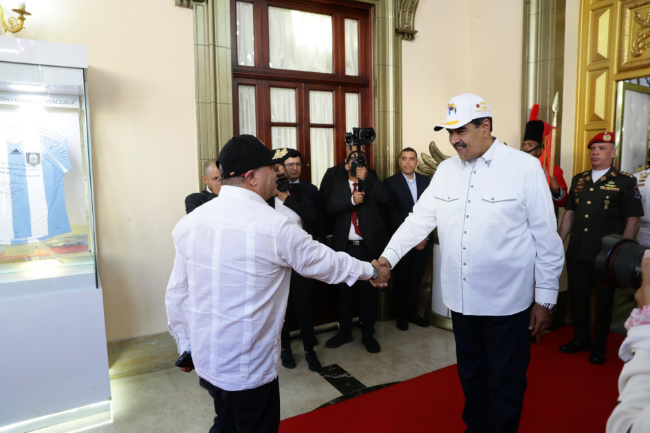El presidente de Colombia, Gustavo Petro (i), se reúne con el presidente de Venezuela, Nicolás Maduro (c), este martes en el Palacio de Miraflores, en Caracas (Venezuela). El presidente de Colombia, Gustavo Petro (i), se reúne con el presidente de Venezuela, Nicolás Maduro (c), este martes en el Palacio de Miraflores, en Caracas (Venezuela).
