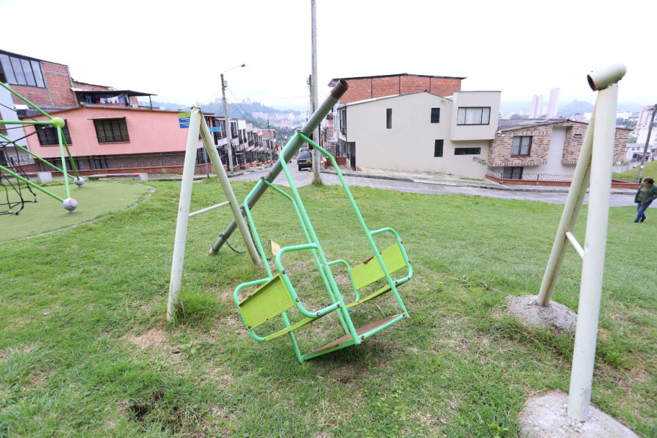 Foto | Luis Fernando Trejos | LA PATRIA Juegos caídos y vandalizados es la constante en el Parque del Colibrí. Foto | Luis Fernando Trejos | LA PATRIA Juegos caídos y vandalizados es la constante en el Parque del Colibrí.