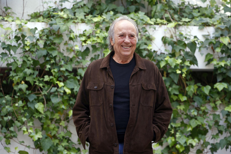 El cantautor Joan Manuel Serrat, con más de cincuenta años de carrera y autor de 'Mediterráneo', considerada una de las mejores canciones de la música española de todos los tiempos, a su llegada a la rueda de prensa que ha ofrecido este miércoles en Barcelona tras ser distinguido por unanimidad del jurado con el Premio Princesa de Asturias de las Artes 2024. Cantautor Joan Manuel Serrat