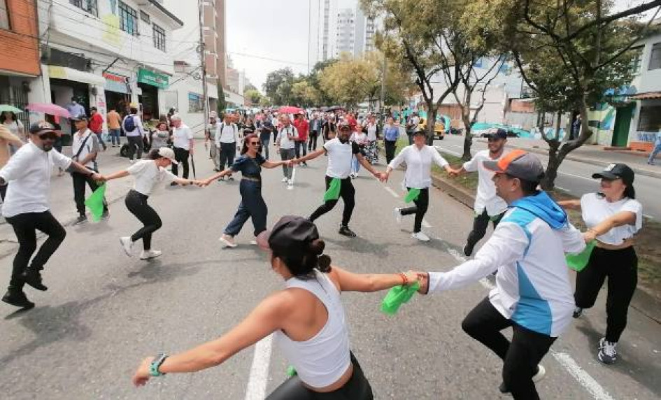 Fotos I Freddy Arango I LA PATRIA Maestros de Villamaría, Chinchiná, Palestina, Neira y Manizales marcharon ayer desde el Parque de la Mujer hasta la Plaza de Bolívar de la capital caldense. El grupo de danza encabezó la movilización. Fotos I Freddy Arango I LA PATRIA Maestros de Villamaría, Chinchiná, Palestina, Neira y Manizales marcharon ayer desde el Parque de la Mujer hasta la Plaza de Bolívar de la capital caldense. El grupo de danza encabezó la movilización.