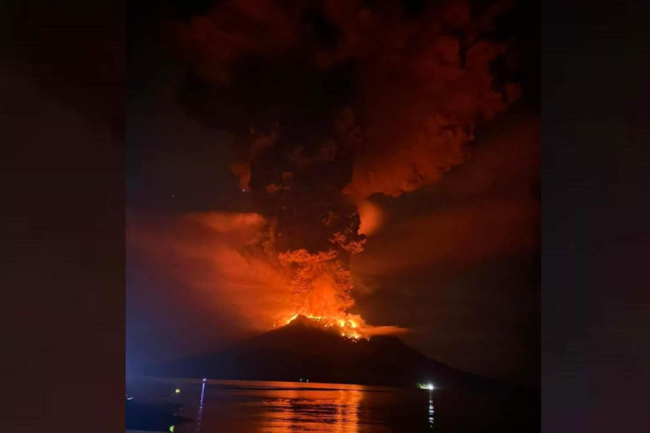 Erupción del volcán Mount Ruang en Indonesia. Erupción del volcán Mount Ruang en Indonesia.