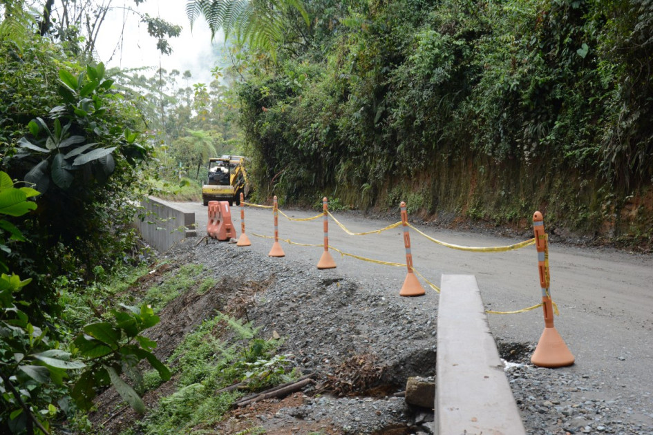 Las chivas que vienen desde Jardín (Antioquia) y los camiones cargados con pino son los principales vehículos que se mueven por esta vía. Las chivas que vienen desde Jardín (Antioquia) y los camiones cargados con pino son los principales vehículos que se mueven por esta vía.