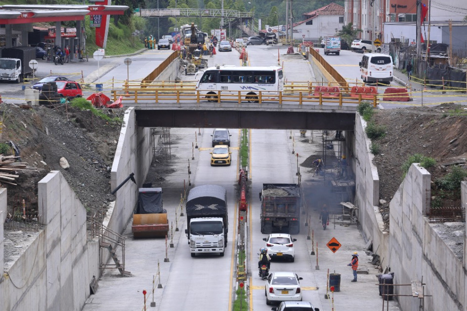 Los puentes de la glorieta están diseñados con vigas de acero y tablero de concreto. Por estos podrán transitar vehículos de todo tipo. Los puentes de la glorieta están diseñados con vigas de acero y tablero de concreto. Por estos podrán transitar vehículos de todo tipo.