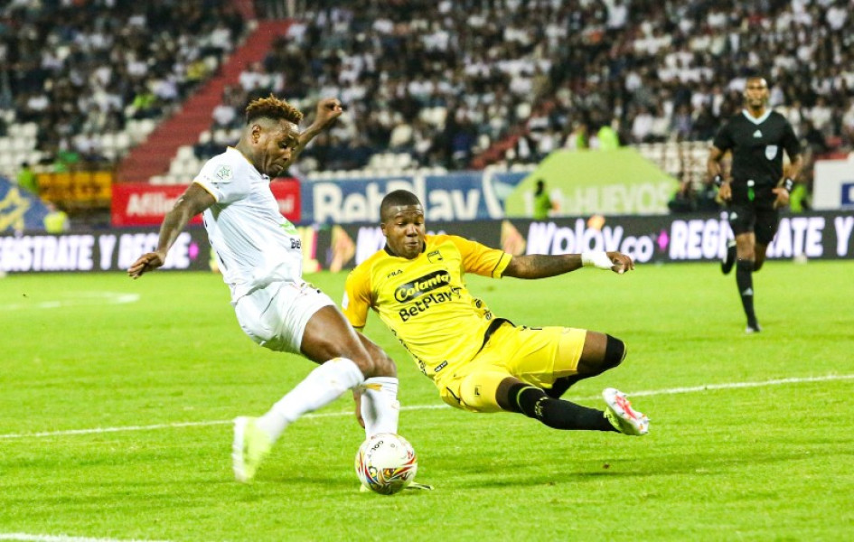 Gustavo Torres, de chispazos anoche, trata de superar a un rival de Santa Fe. El Once Caldas perdió y les dio papaya a sus rivales para que se le acerquen en la tabla. Gustavo Torres, de chispazos anoche, trata de superar a un rival de Santa Fe. El Once Caldas perdió y les dio papaya a sus rivales para que se le acerquen en la tabla.