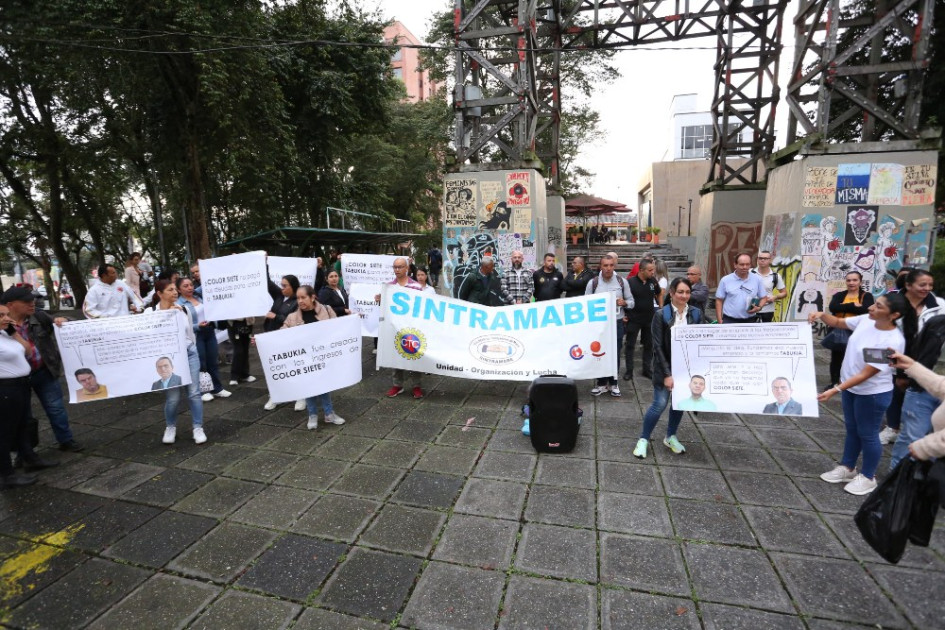 Trabajadoras de Color Siete realizaron un plantón ayer en la Torre de El Cable, en Manizales. Desde enero están a la espera de que la empresa, que llegó a su fin, pague lo que les adeuda en liquidaciones, cesantías, salarios y seguridad social. Trabajadoras de Color Siete realizaron un plantón ayer en la Torre de El Cable, en Manizales. Desde enero están a la espera de que la empresa, que llegó a su fin, pague lo que les adeuda en liquidaciones, cesantías, salarios y seguridad social.
