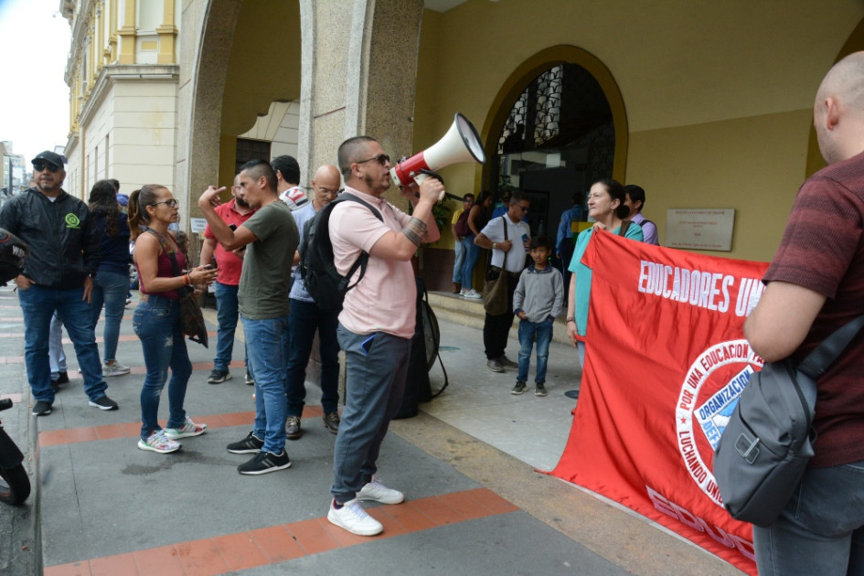 Los maestros de Caldas vuelven a las calles a protestar, esta vez por el nuevo sistema de salud. Los maestros de Caldas vuelven a las calles a protestar, esta vez por el nuevo sistema de salud.