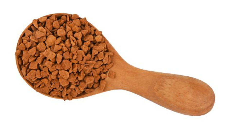 Que-es-cafe-liofilizado Cuchara de palo con café liofilizado dentro.
