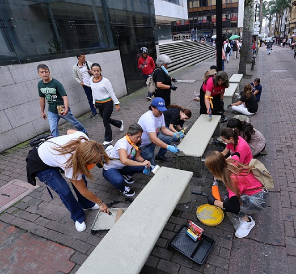 El proyecto Cuidarte intervino mobiliarios en el Centro histórico de Manizales. Sus voluntarios olvidaron poner el aviso de pintura fresca en las bancas y varias personas terminaron con el trasero pintado.