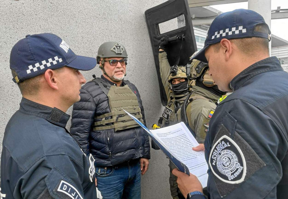 Salvatore Mancuso (centro), durante su llegada a Colombia luego de ser deportado de Estados Unidos el pasado febrero. Salvatore Mancuso (centro), durante su llegada a Colombia luego de ser deportado de Estados Unidos el pasado febrero.