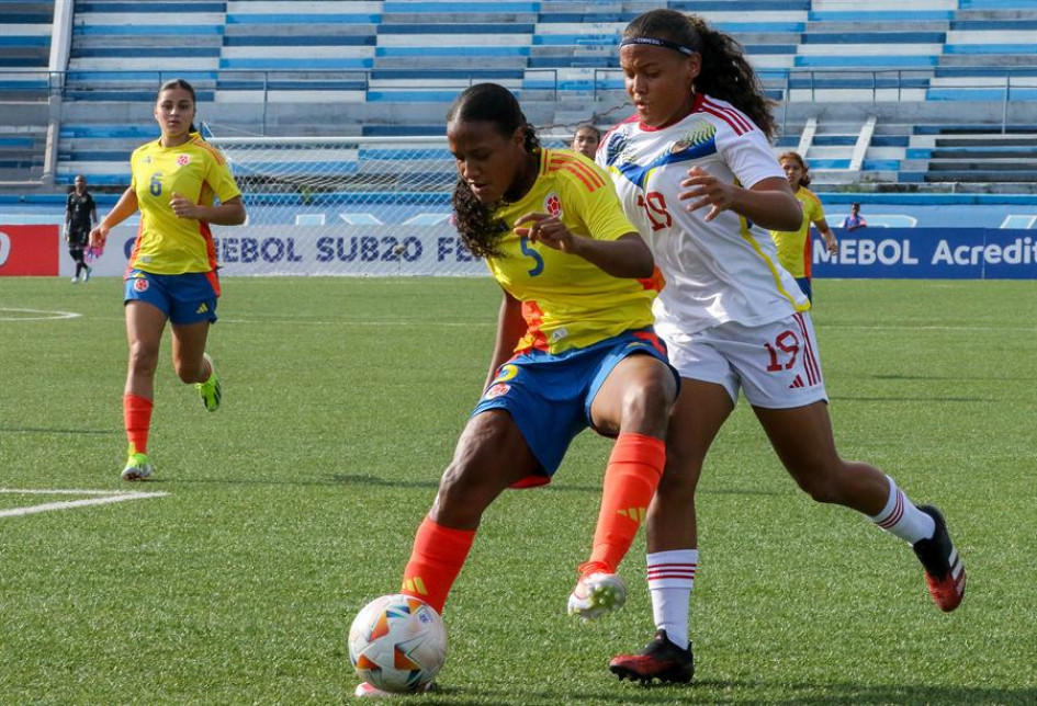 Stefania Perlaza (i) de Colombia disputa un balón con Francelis Graterol de Venezuela este viernes Stefania Perlaza (i) de Colombia disputa un balón con Francelis Graterol de Venezuela este viernes