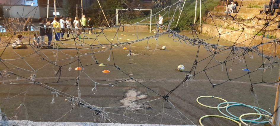 Foto | Cortesía | LA PATRIA La cancha tiene las mallas exteriores dañadas, así como la grama que presenta un considerable desgaste. Foto | Cortesía | LA PATRIA La cancha tiene las mallas exteriores dañadas, así como la grama que presenta un considerable desgaste.