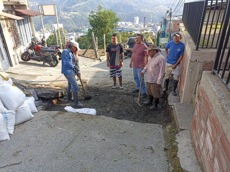 Habitantes del sector Altos del Portón no aguantaron más las promesas incumplidas de la Alcaldía sobre la calle 9 y decidieron arreglarla ellos mismos con lo que tenían a su disponibilidad. Habitantes del sector Altos del Portón no aguantaron más las promesas incumplidas de la Alcaldía sobre la calle 9 y decidieron arreglarla ellos mismos con lo que tenían a su disponibilidad.