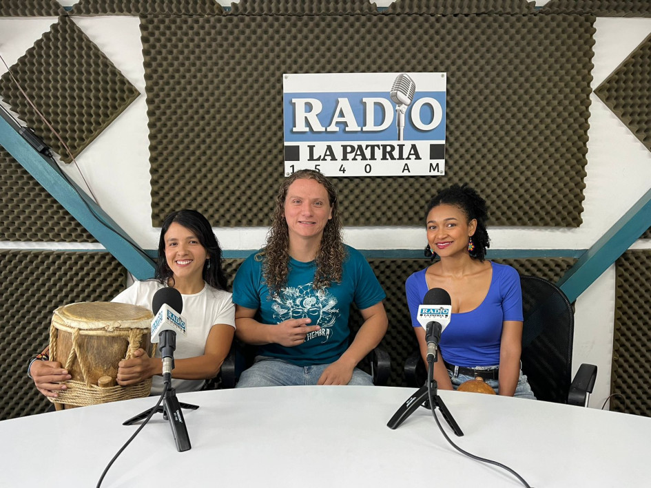 Jesica Paola Quintero, Juan Manuel Ocampo y Lorena Uzuriaga, integrantes de la agrupación musical Tambor Hembra. Jesica Paola Quintero, Juan Manuel Ocampo y Lorena Uzuriaga, integrantes de la agrupación musical Tambor Hembra.