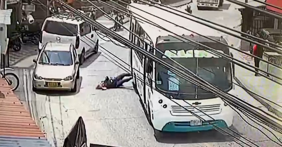 Mujer cae de buseta en movimiento Mujer cae de buseta en movimiento en Manizales