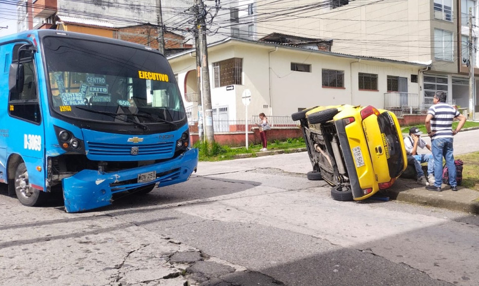 Así quedaron la buseta y el taxi tras el choque en Chipre. Así quedaron la buseta y el taxi tras el choque en Chipre.