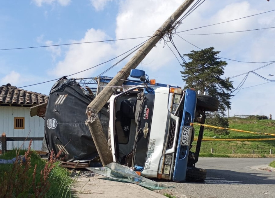 Así quedó el poste luego del choque del camión en San Félix. Así quedó el poste luego del choque del camión en San Félix.