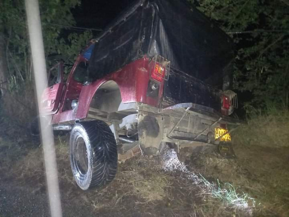 Así quedó el campero tras la emergencia en la que estuvo a punto de caer por la ladera. Así quedó el campero tras la emergencia en la que estuvo a punto de caer por la ladera.