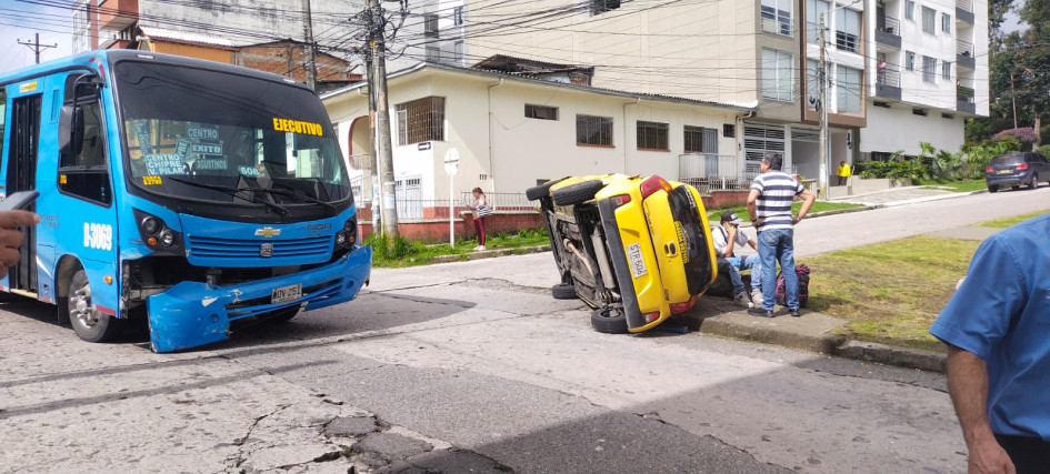 En Chipre, ayer, chocaron una buseta y un taxi. En Chipre, ayer, chocaron una buseta y un taxi.
