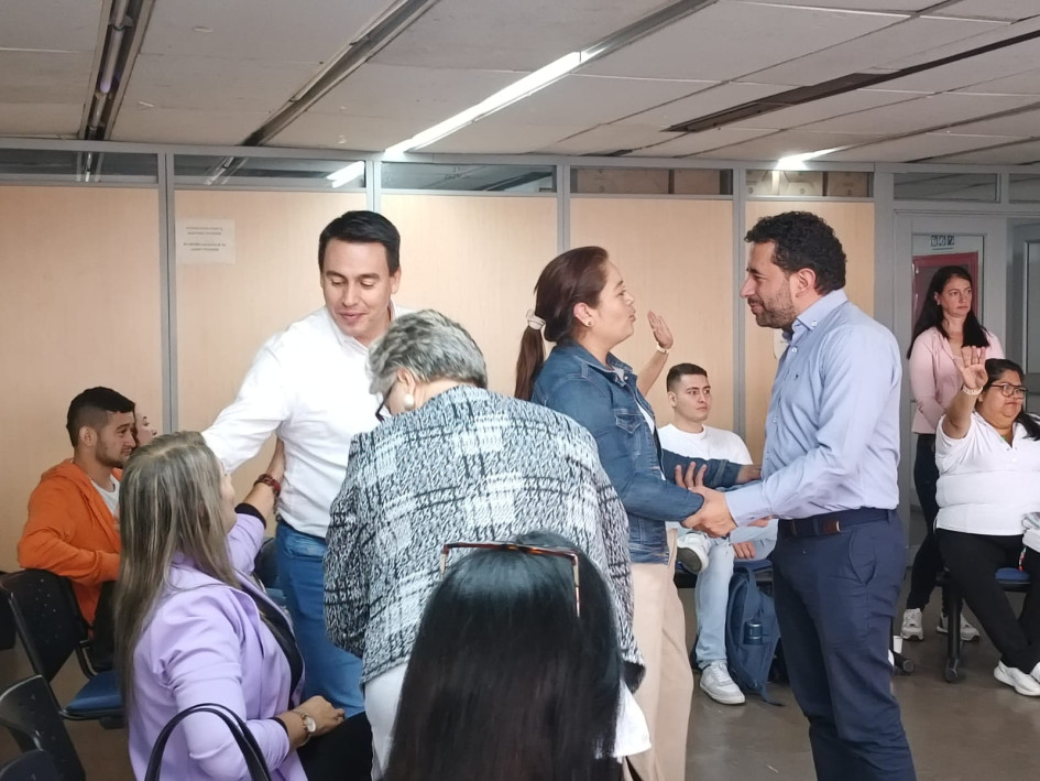 El secretario de Educación de Manizales, Andrés Felipe Betancurth, y el alcalde, Jorge Eduardo Rojas, posesionan de manera personal a cada funcionario. El jueves lo hicieron con docentes y coordinadores del Programa Todos a Aprender. El secretario de Educación de Manizales, Andrés Felipe Betancurth, y el alcalde, Jorge Eduardo Rojas, posesionan de manera personal a cada funcionario. El jueves lo hicieron con docentes y coordinadores del Programa Todos a Aprender.