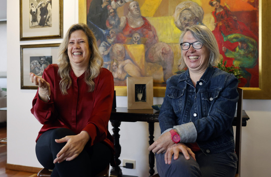 Las escritoras Maribel Abello Banfi (i) y Catalina Gallo hablan durante una entrevista con EFE el 20 de abril de 2024, en Bogotá Las escritoras Maribel Abello Banfi (i) y Catalina Gallo hablan durante una entrevista con EFE el 20 de abril de 2024, en Bogotá