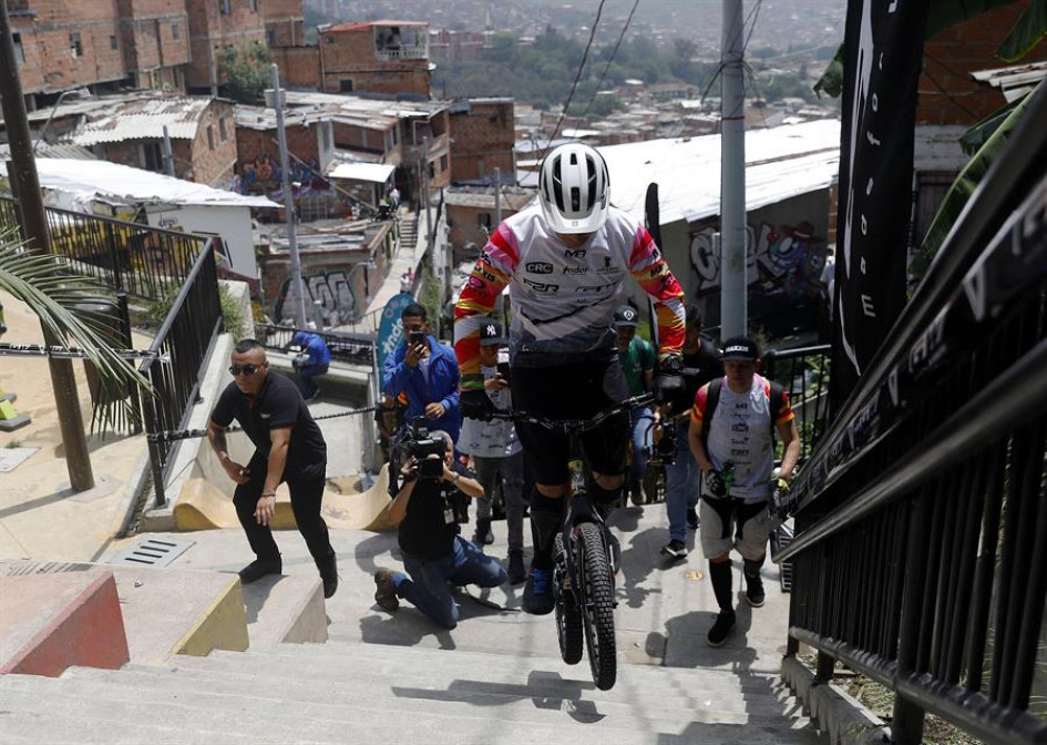 El deportista extremo colombiano Javier Zapata, cinco veces Récord Guinness de Biketrial. El deportista extremo colombiano Javier Zapata, cinco veces Récord Guinness de Biketrial.
