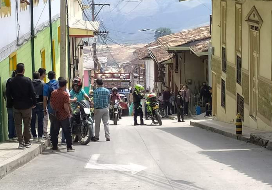 En la esquina de la casa de la derecha se presentó la balacera en Aguadas (Caldas). En la esquina de la casa de la derecha se presentó la balacera en Aguadas (Caldas).