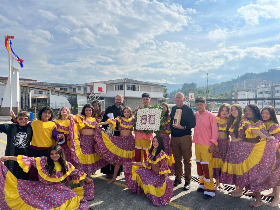 Ayer la comunidad educativa celebró con presentaciones culturales. Ayer la comunidad educativa celebró con presentaciones culturales.