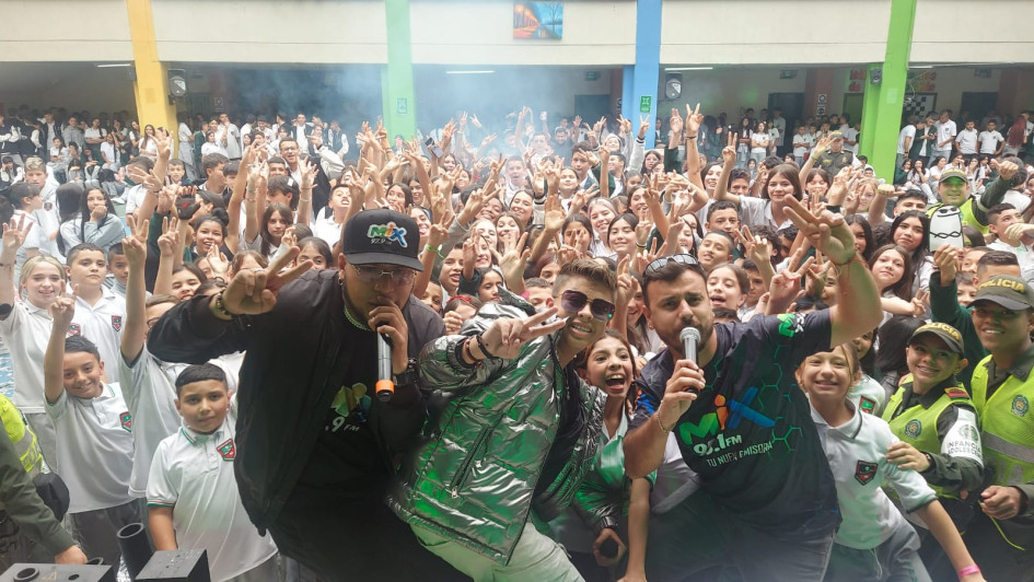 Los estudiantes posaron junto a los artistas y disfrutaron de música urbana y popular. Los estudiantes posaron junto a los artistas y disfrutaron de música urbana y popular.