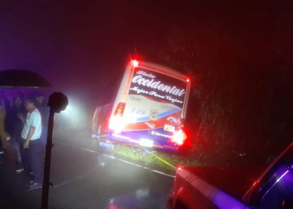 El bus de Flota Occidental que se salió de la vía. El bus de Flota Occidental que se salió de la vía.