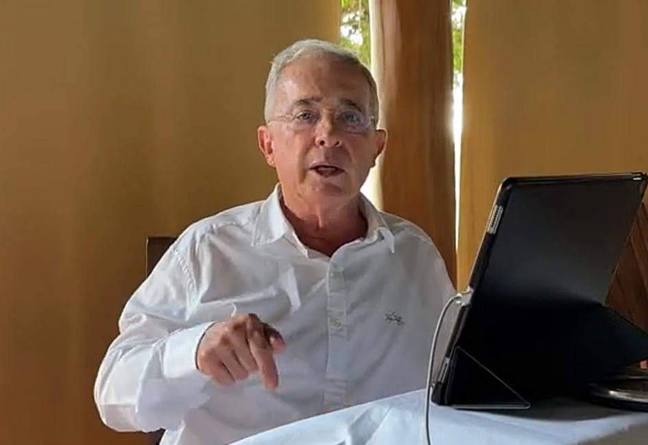 Álvaro Uribe Vélez. El expresidente Álvaro Uribe realizó una transmisión en la que se refirió a la decisión de la Fiscalía de llamarlo a juicio.