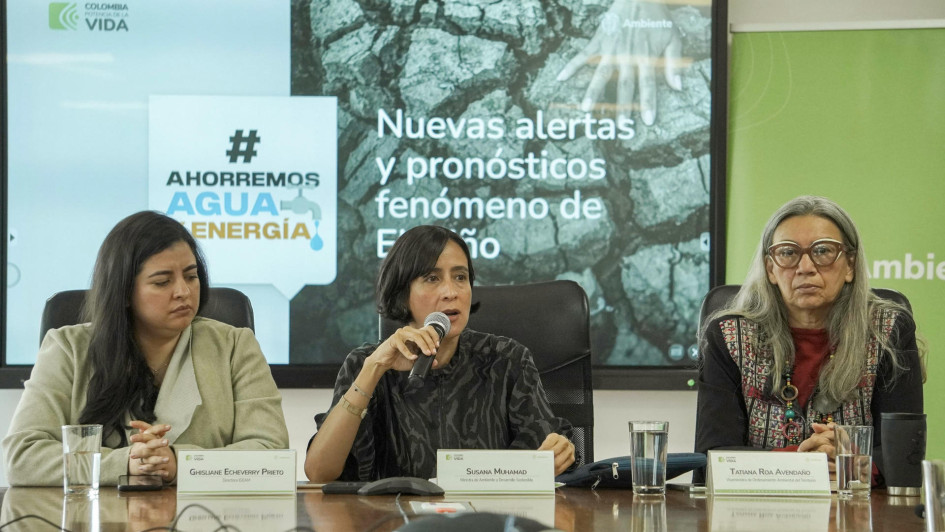 La ministra de Ambiente, Susana Muhamad (c), habla junto a la directora del Ideam, Ghisliane Echeverry (i) y la viceministra de Ordenamiento Ambiental del Territorio, Tatiana Roa, durante una rueda de prensa en la que alertaron por el incremento de incendios en el país. La ministra de Ambiente, Susana Muhamad (c), habla junto a la directora del Ideam, Ghisliane Echeverry (i) y la viceministra de Ordenamiento Ambiental del Territorio, Tatiana Roa, durante una rueda de prensa en la que alertaron por el incremento de incendios en el país.