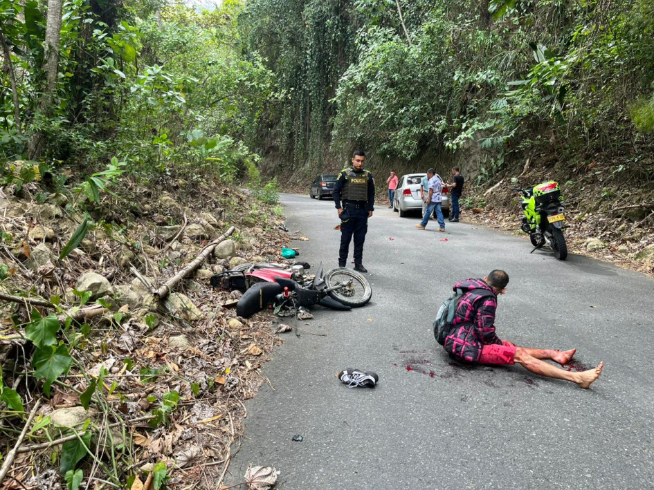 El accidente ocurrió, al parecer, porque el motociclista perdió el control de su vehículo y cayó a la carretera. El accidente ocurrió, al parecer, porque el motociclista perdió el control de su vehículo y cayó a la carretera.