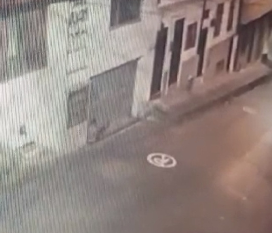 En la imagen, de una cámara de seguridad, se aprecia al ladrón entrando al parqueadero del edificio San Juan. En la imagen, de una cámara de seguridad, se aprecia al ladrón entrando al parqueadero del edificio San Juan.