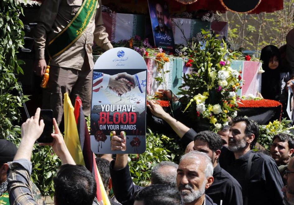 "Tienes sangre en tus manos", dice un cartel que portaba el pasado 5 de abril un iraní durante el funeral de siete miembros del Cuerpo de la Guardia Revolucionaria Islámica que murieron en un ataque aéreo en Teherán (Irán), presuntamente perpetrado por Israel. "Tienes sangre en tus manos", dice un cartel que portaba el pasado 5 de abril un iraní durante el funeral de siete miembros del Cuerpo de la Guardia Revolucionaria Islámica que murieron en un ataque aéreo en Teherán (Irán), presuntamente perpetrado por Israel.