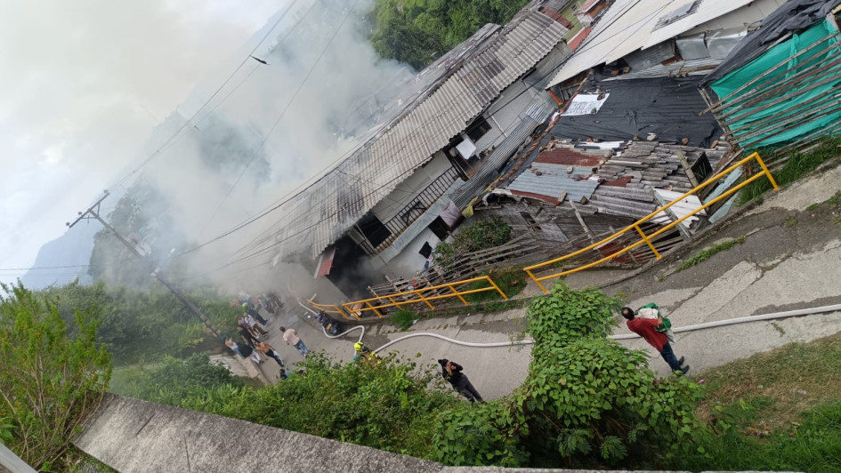 Incendio en el barrio Jazmín de Manizales este lunes. Incendio en el barrio Jazmín de Manizales este lunes.