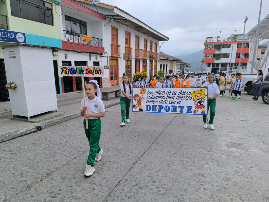 El desfile de los Juegos Interclases se cumplió con éxito.