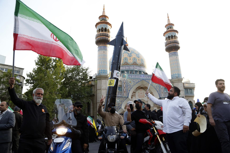 Un iraní porta un simulacro de misil durante una celebración tras el ataque de Irán a Israel, en la plaza Palestina, en Teherán, Irán, el 15 de abril de 2024. Un iraní porta un simulacro de misil durante una celebración tras el ataque de Irán a Israel, en la plaza Palestina, en Teherán, Irán, el 15 de abril de 2024.