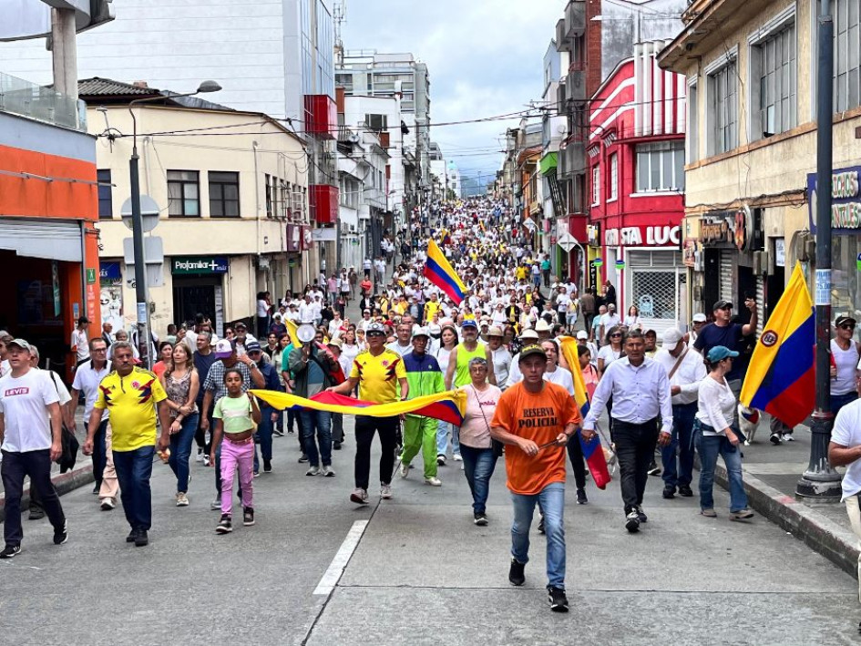 De nuevo convocan a la calle para protestar contra el presidente Petro Cuando la cabeza de la marcha contra el Gobierno pasaba el Parque Caldas, en la carrera 22, la cola iba por el parque de Cristo Rey, en la avenida Santander.