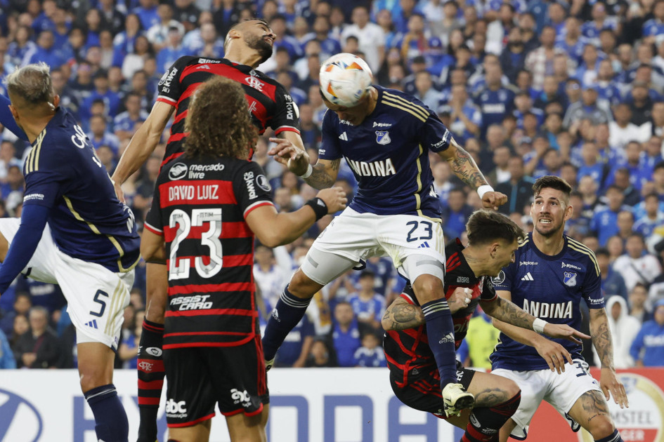 Leonardo Castro (c) de Millonarios remata en un partido de la fase de grupos de la Copa Libertadores de Millonarios y Flamengo este martes, en el estadio El Campín en Bogotá Leonardo Castro (c) de Millonarios remata en un partido de la fase de grupos de la Copa Libertadores de Millonarios y Flamengo este martes, en el estadio El Campín en Bogotá