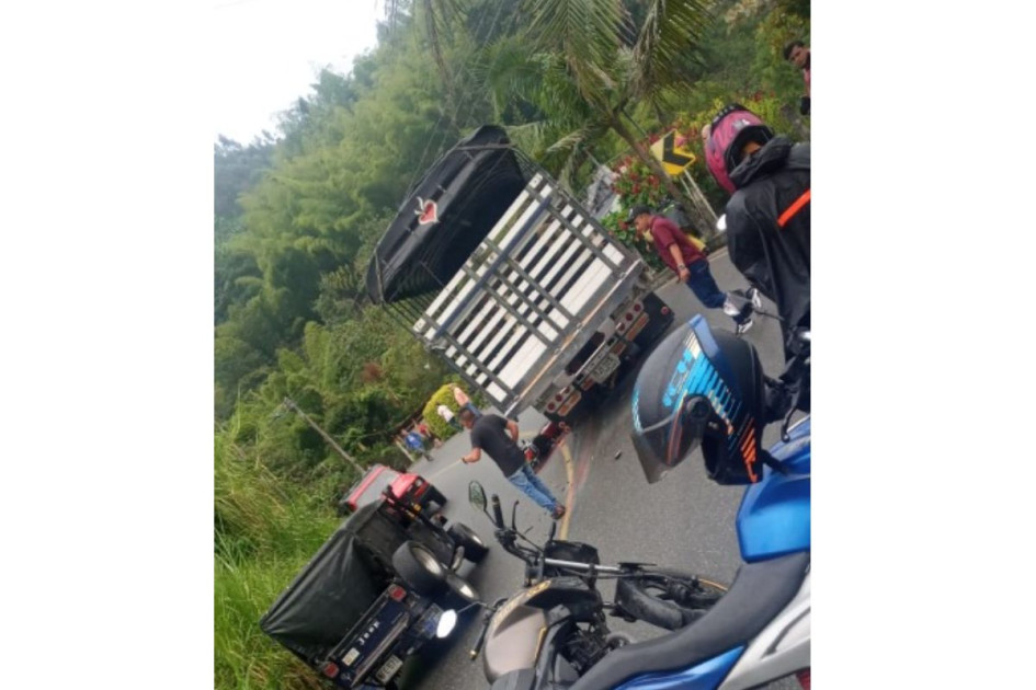 El accidente ocurrió en el sector de Maracas, en la vía Manizales-Neira. El accidente ocurrió en el sector de Maracas, en la vía Manizales-Neira.