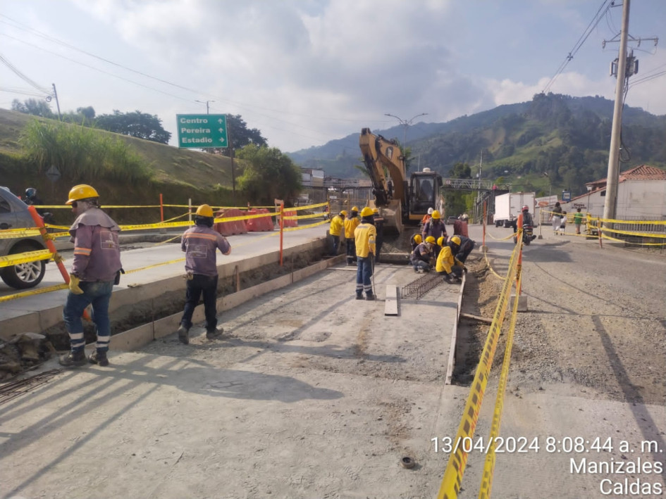 El Invías hace vaciado de losa en la obra del intercambiador Los Cámbulos. El Invías hace vaciado de losa en la obra del intercambiador Los Cámbulos.