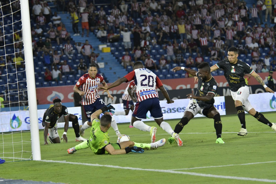 El Junior le ganó al Once Caldas esta noche en el estadio Metropolitano de Barranquilla. El Junior le ganó al Once Caldas esta noche en el estadio Metropolitano de Barranquilla.