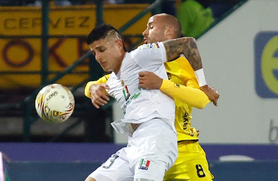 Dos partidos le quedan al Once Caldas para defender su condición de clasificado a las semifinales de la Liga. Juan Pablo Patiño disputa acá la pelota con un rival. Once Caldas