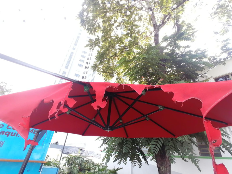 Así está desde hace un mes el parasol en el bulevar de la 48. Así está desde hace un mes el parasol en el bulevar de la 48.