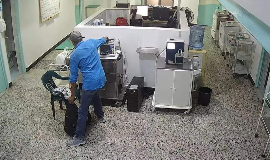 Las cámaras grabaron los hurtos que cometió el sujeto en los hospitales. Las cámaras grabaron los hurtos que cometió el sujeto en los hospitales.