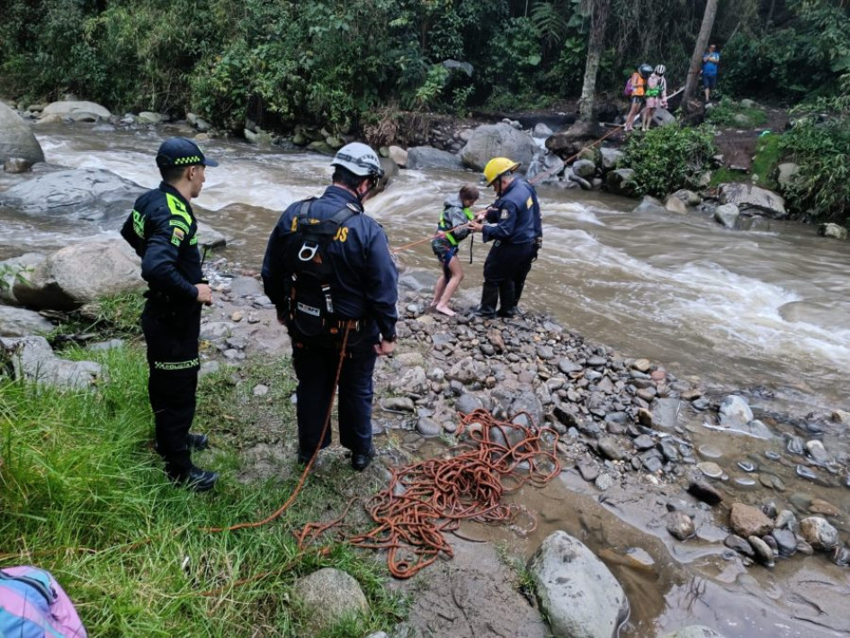 Labores de rescate de la familia en la quebrada de Gallinazo. Labores de rescate de la familia en la quebrada de Gallinazo.