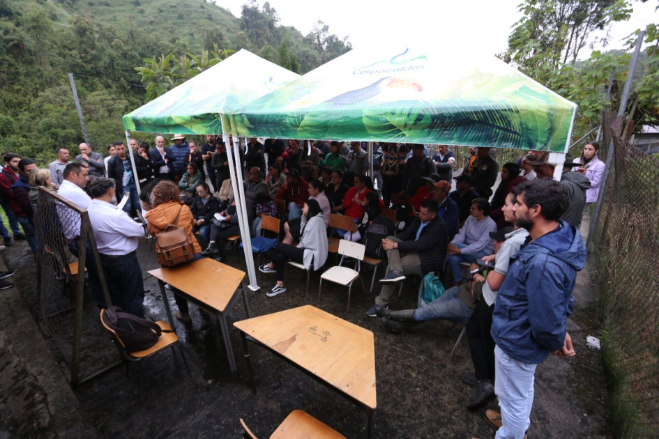 Reunión de la comunidad de Montaño (Villamaría) con Corpocaldas, Defensoría del Pueblo, Personería de Villamaría e integrantes de la Escuela de Carabineros Reunión de la comunidad de Montaño (Villamaría) con Corpocaldas, Defensoría del Pueblo, Personería de Villamaría e integrantes de la Escuela de Carabineros