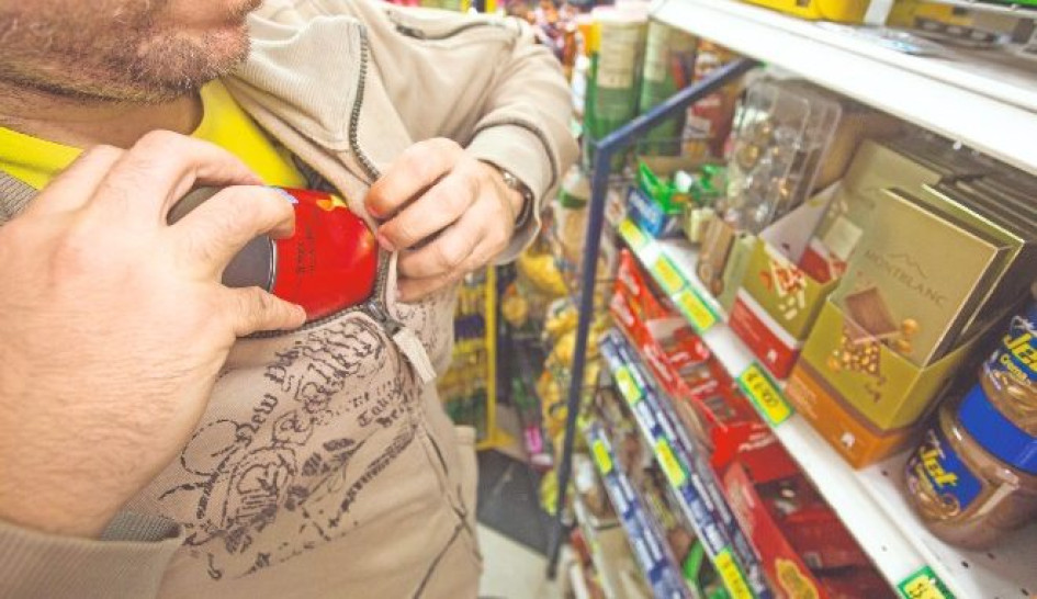 El uniformado es señalado de hurtar elementos avaluados en unos $600 mil pesos y dado el valor, la pena no sería muy alta. El uniformado es señalado de hurtar elementos avaluados en unos $600 mil pesos y dado el valor, la pena no sería muy alta.