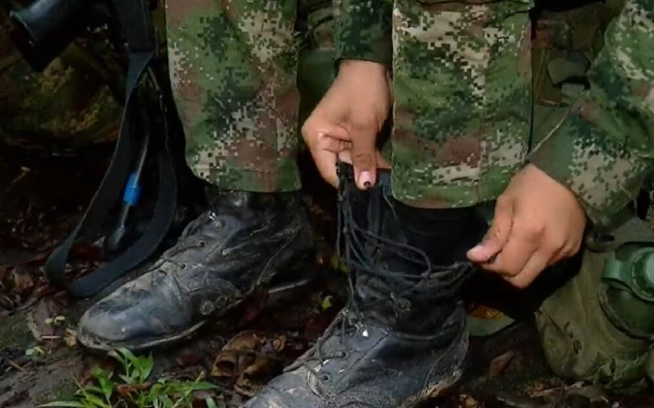 Soldado poniéndose una bota Soldado poniéndose una bota